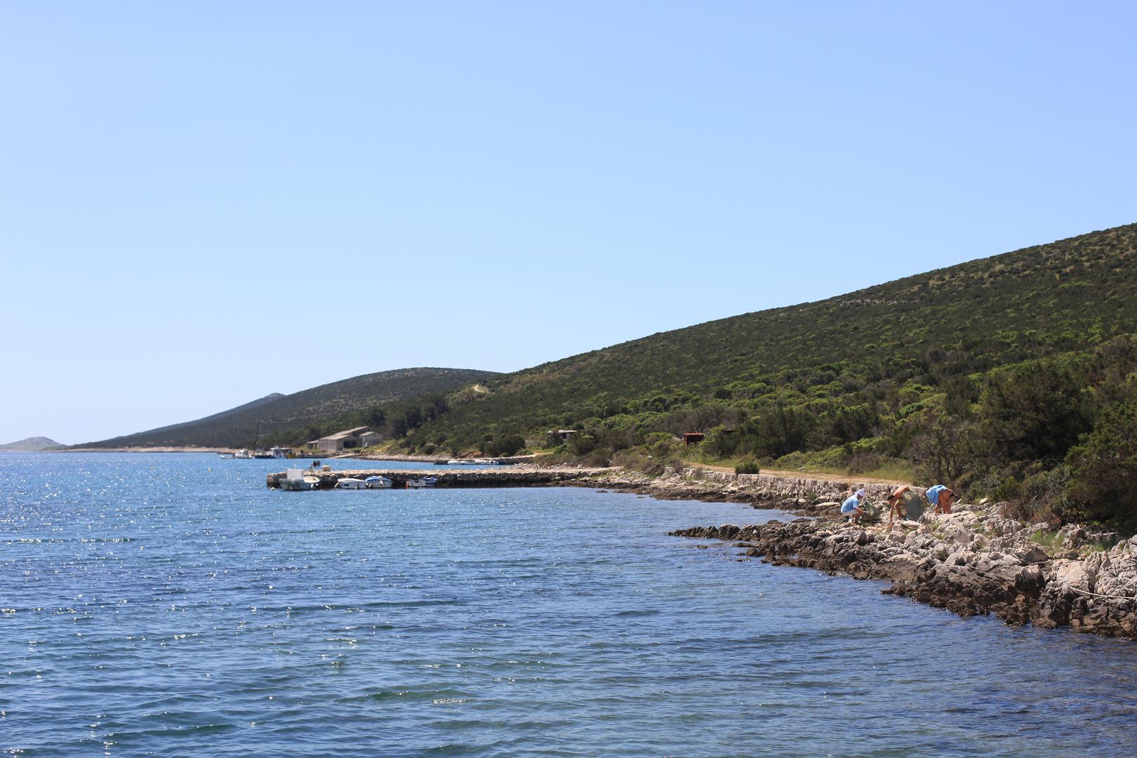 Unije (66 stanovnika) - Unije su otok u kvarnerskom arhipelagu, poznat po prekrasnim plažama i poljoprivrednim kulturama, posebno maslinama i vinovoj lozi.