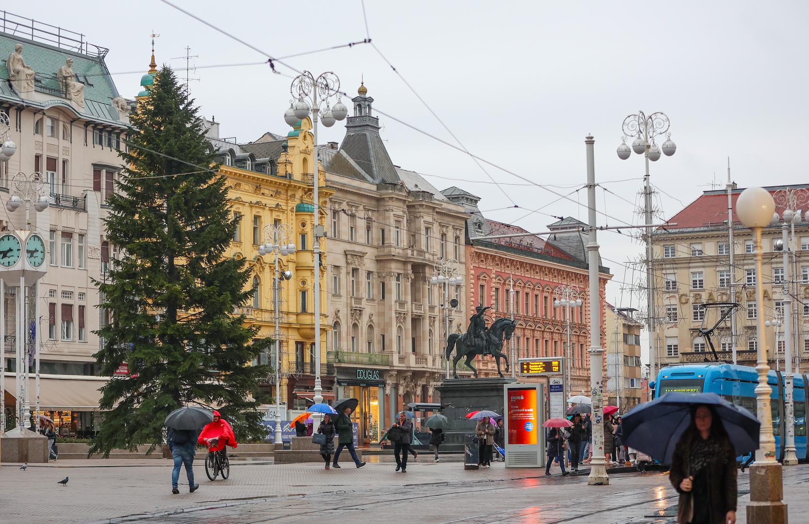 Diljem grada postavit će se 81 božićno drvce, i to na većini središnjih lokacija u metropoli. 