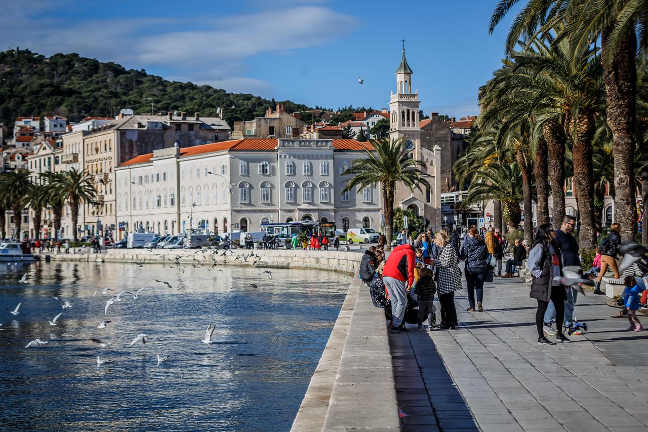 Sunčani dan na splitskoj rivi