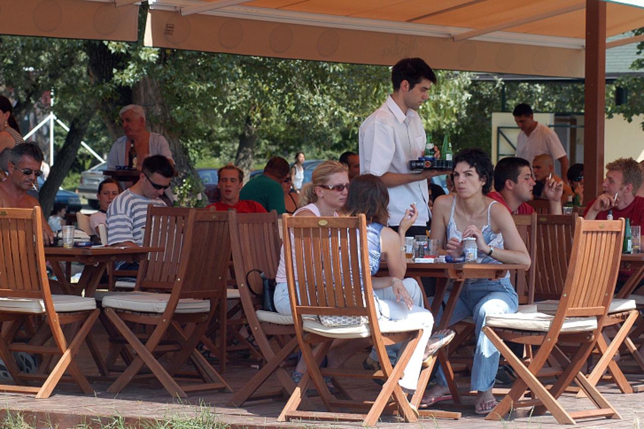 \'gradska...zagreb...25.06.2003. src jarun, kafici na jarunu foto: goran stanzl\'