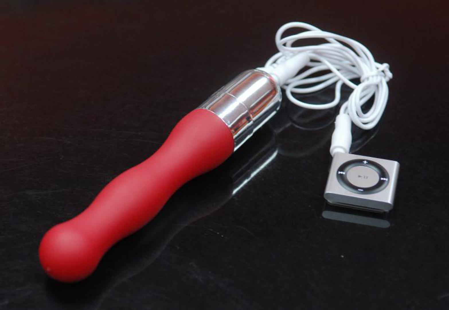 1. Nikako nemojte koristiti vaš uobičajeni stari vibrator za analne igrice. Za tako nešto potreban je posebno dizajnirani vibrator koji neće oštetiti stijenke anusa ili uzrokovati bol i infekciju