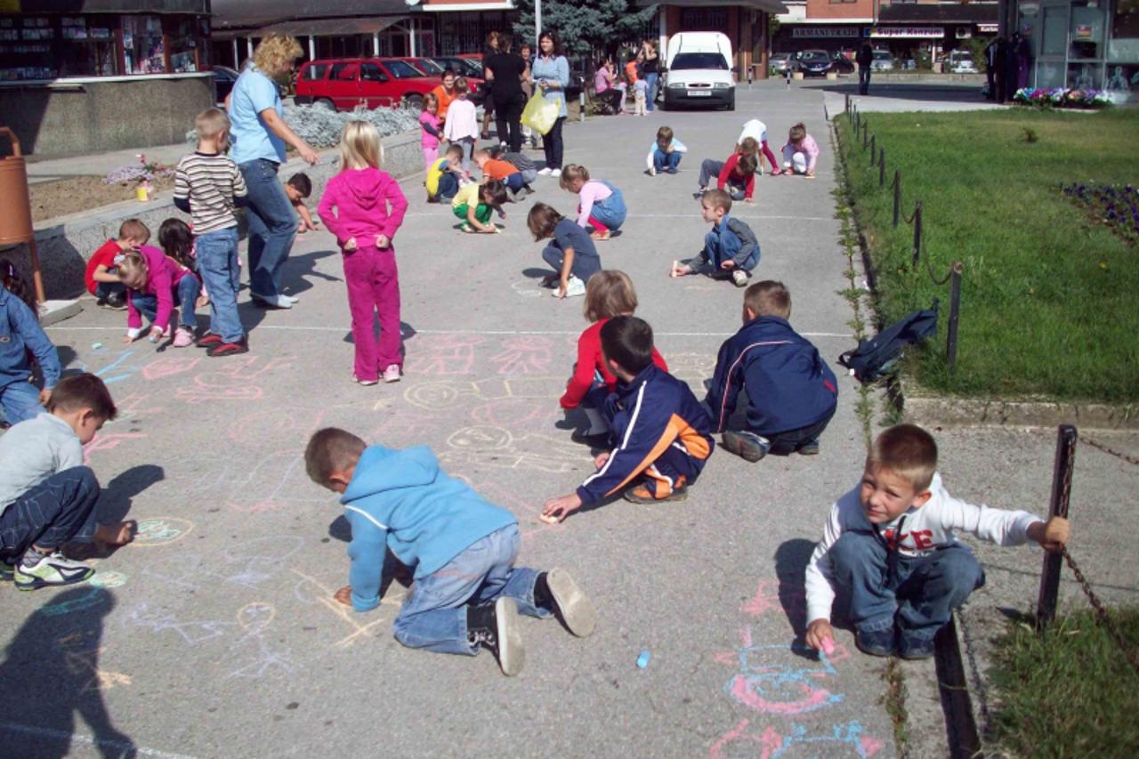 'za pok BIH.... Zepce....Djeciji tjedan u Zepcu slikanje na otvorenom...foto:Branka Janko....071009.. Uz tekst:Branka Janko'