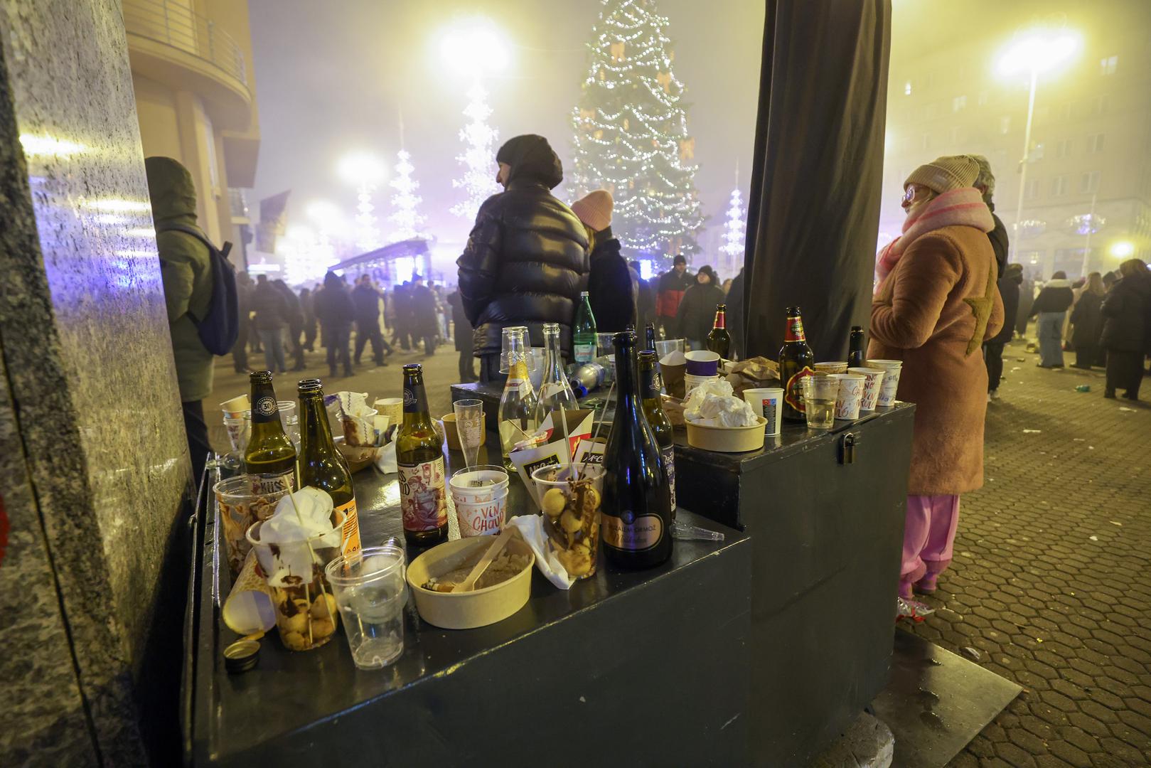 Nova godina u Hrvatskoj dočekana je uz pjesmu, ples i veselu atmosferu koja je preplavila trgove diljem zemlje. Građani Lijepe Naše, od Istre do Slavonije, slavili su u dobrom raspoloženju, a najveći spektakl odvijao se na zagrebačkom Trgu bana Josipa Jelačića. 