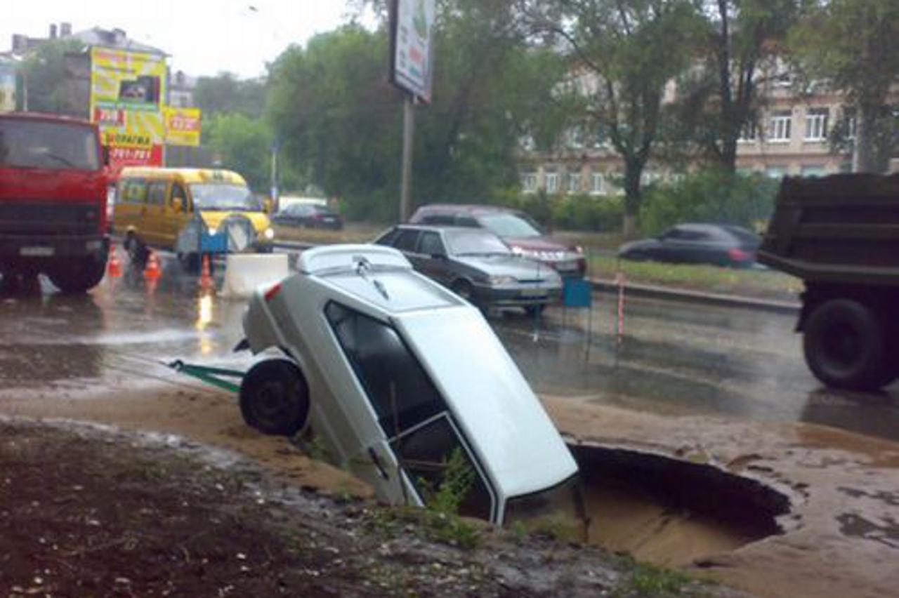 propao u rupu, zemlja progutala auto (1)