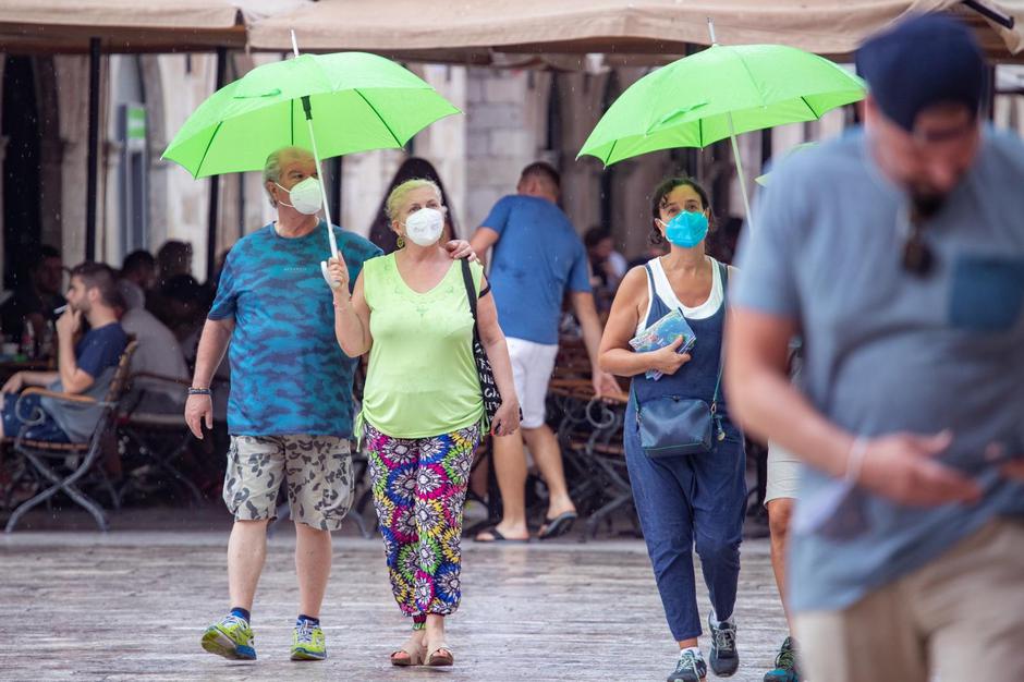 Dubrovnik: Kiša nije omela brojne turiste u razgledavanju grada