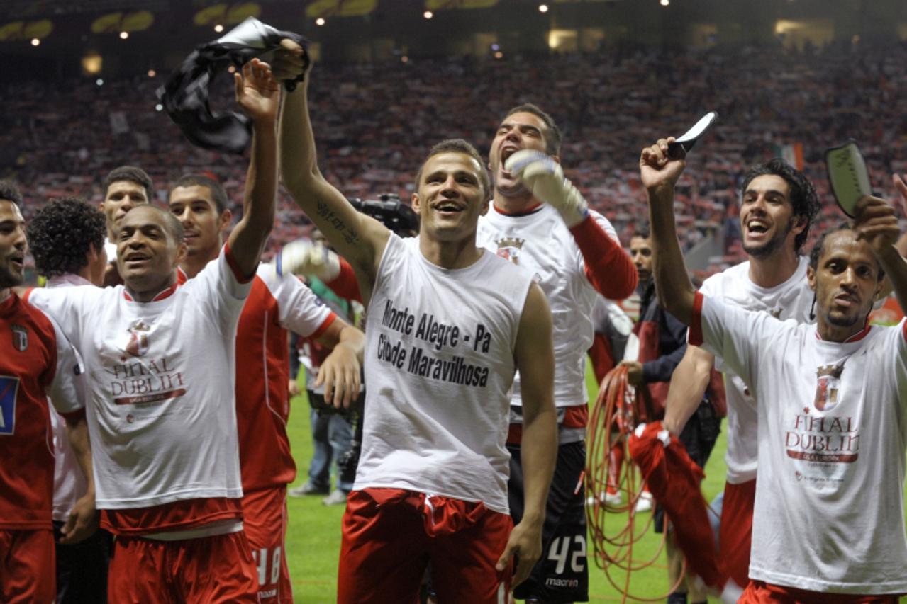 'SC Braga\'s players celebrate after winning their UEFA Europa League semi-final second leg football match against Benfica at the Municipal Stadium in Braga, on May 5, 2011. Braga defeated Benfica 1-0