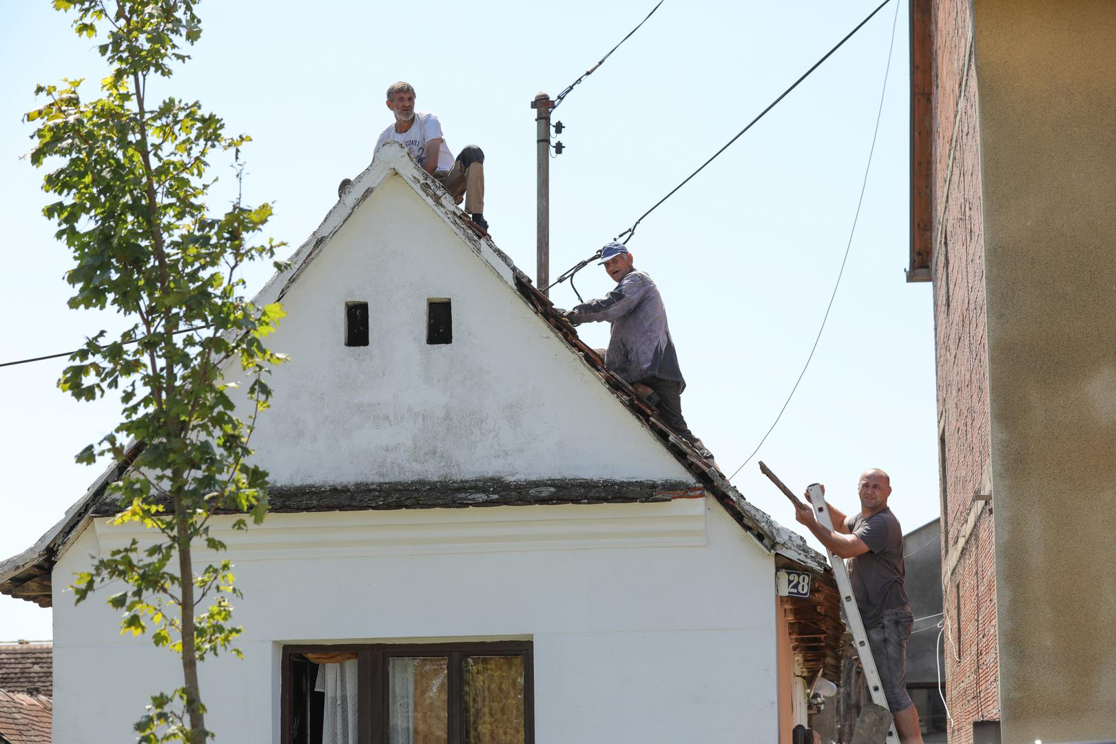 20.07.2023., Vinkovci - Gradiste, Andrijasevci i Cerna slavonska sela koja su jako strradala od posljednjeg olujnog nevremena. Stanovnici pokusavaju sanirati stetu. Photo: Dubravka Petric/PIXSELL