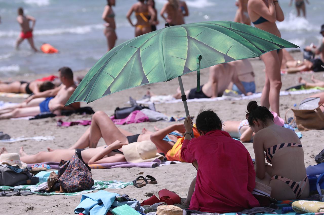 Split: Splićani i turisti spas od vrućine traže na plažama