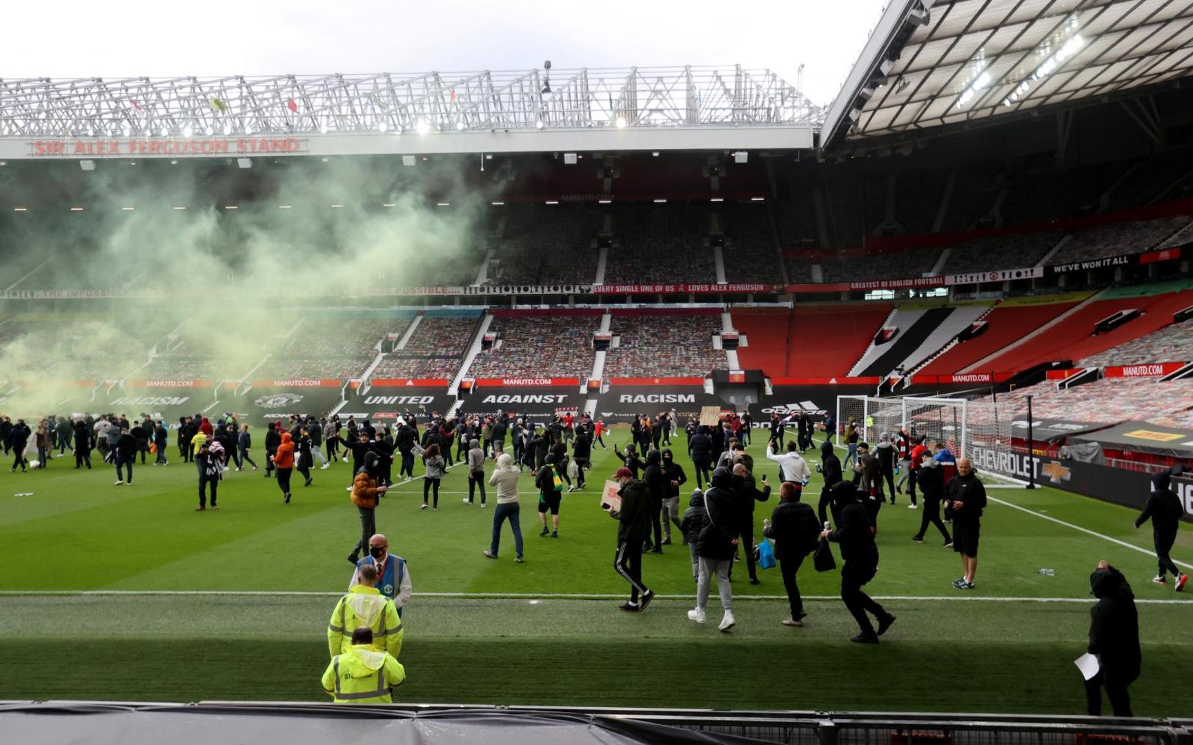 Stotine navijača "Crvenih vragova" uspjelo se probiti na travnjak Old Trafforda, a navijači su prosvjedovali protiv američkih vlasnika Uniteda, obitelji Glazer, zbog sudjelovanja u projektu Superlige.