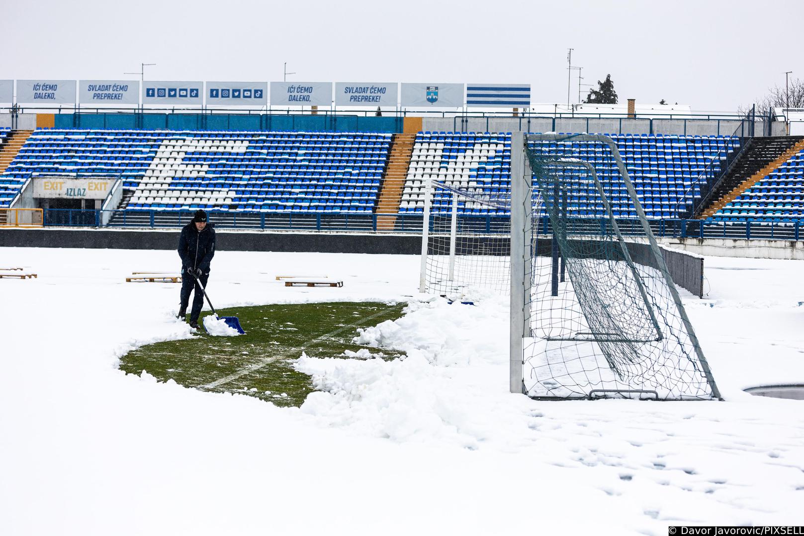 26.02.2023., Osijek - Snijeg koji je padao cijelu noc prekrio je glavni travnjak stadiona Gradski vrt. Djelatnici zaduzeni za travnjak zapoceli su s ciscenjem kako bi se prvenstvena utakmica izmedju NK Osijek i NK Varazdin mogla odigrati. Photo: Davor Javorovic/PIXSELL