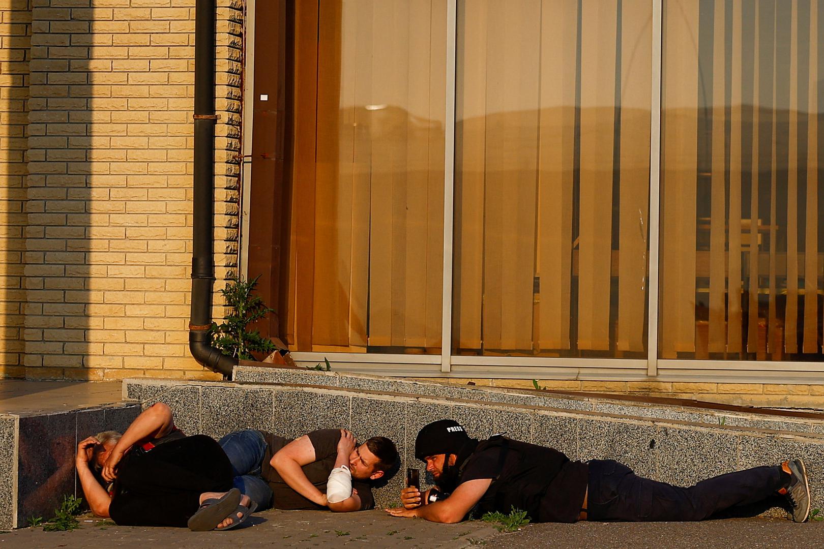 People take cover, after the announcement of a Russian missile attack towards Kharkiv, at the site of a household item shopping mall which was hit by a Russian air strike, amid Russia's attack on Ukraine, in Kharkiv, Ukraine, May 25, 2024. REUTERS/Valentyn Ogirenko Photo: VALENTYN OGIRENKO/REUTERS