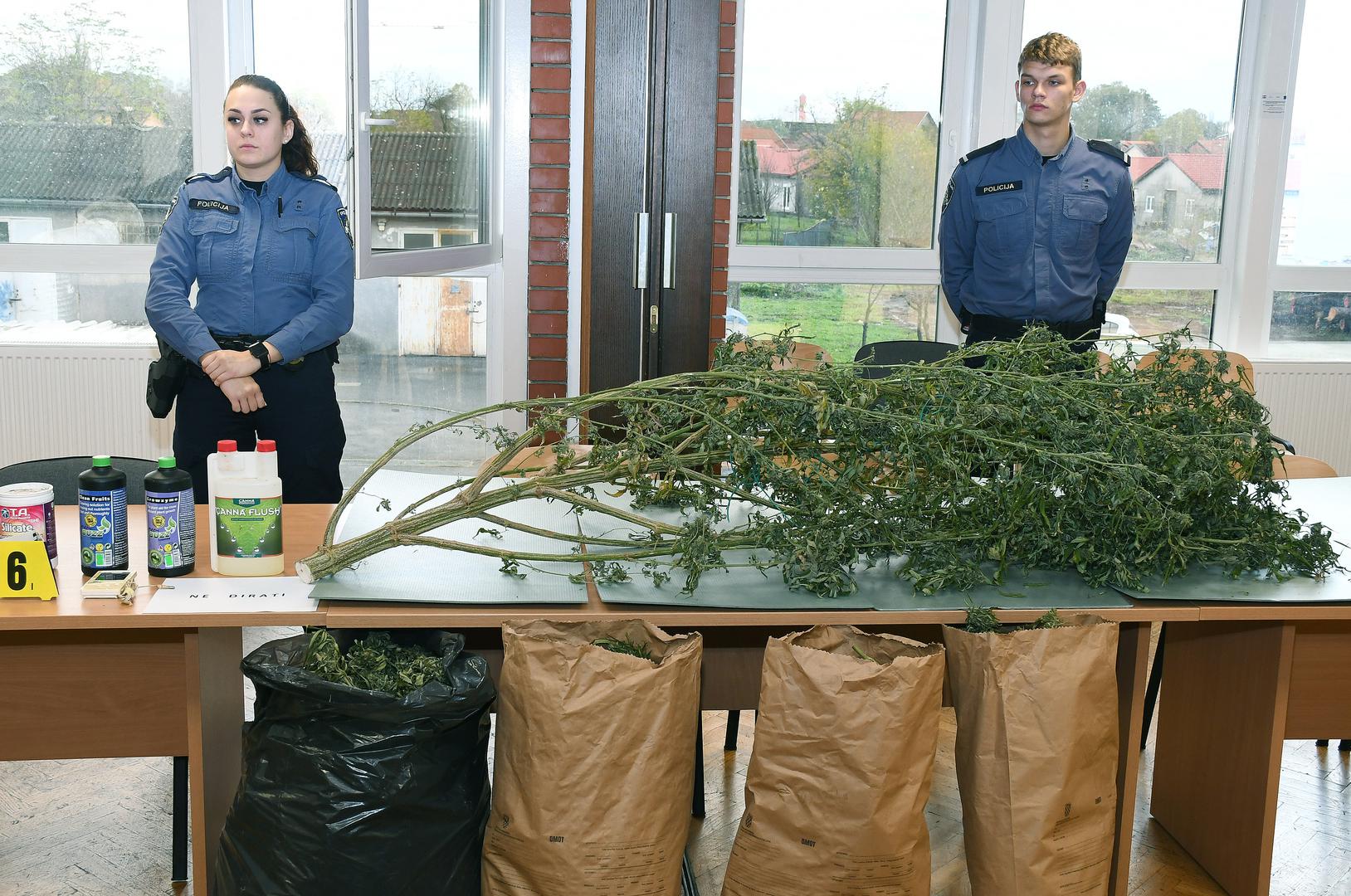 03.11.2023., Petrinja - Na izvanredoj konferenciji za medije Igor Pasanec, voditelj sluzbe kriminalisticke policije i Robert Ramuscak govorili su o akciji u kojoj su policijski sluzbenici Policijske postaje Petrinja dovrsili visemjesecno kriminalisticčko istrazivanje iz domene kriminaliteta droga kojom prilikom je pronadjena i oduzeta veca kolicina droge, kao i oprema koristena za proizvodnju.
 Photo: Nikola Cutuk/PIXSELL