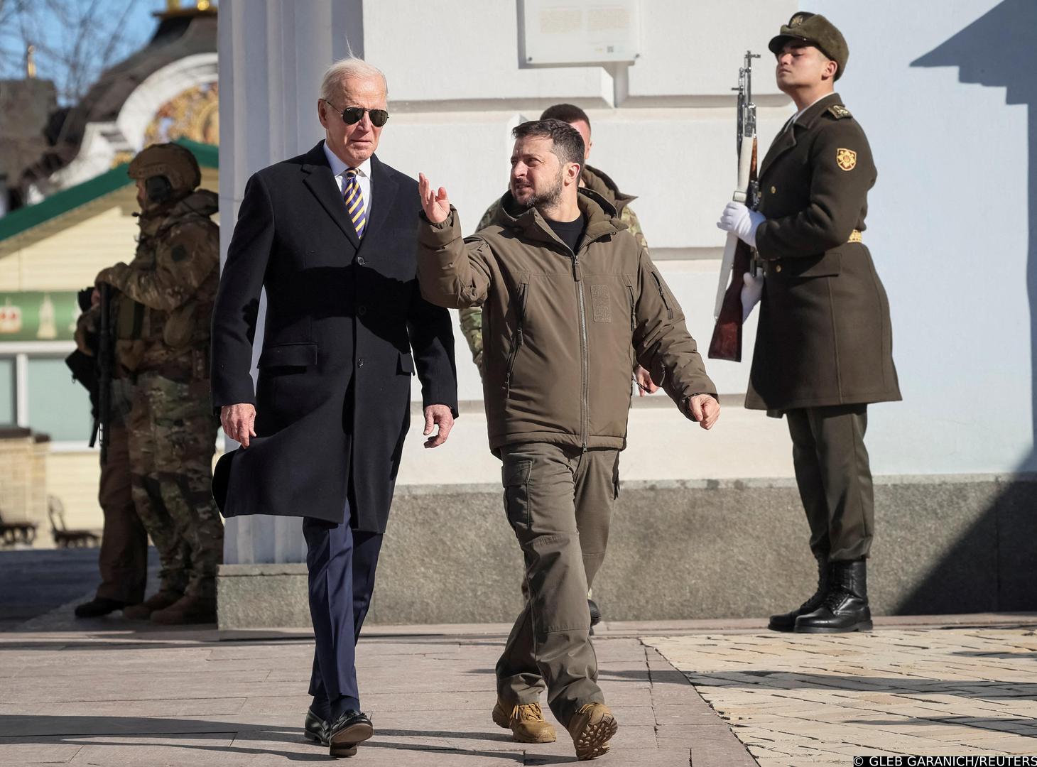 U.S. President Joe Biden and Ukraine's President Volodymyr Zelenskiy walk next to Saint Michael’s cathedral, amid Russia's attack on Ukraine, in Kyiv, Ukraine February 20, 2023. REUTERS/Gleb Garanich     TPX IMAGES OF THE DAY Photo: GLEB GARANICH/REUTERS