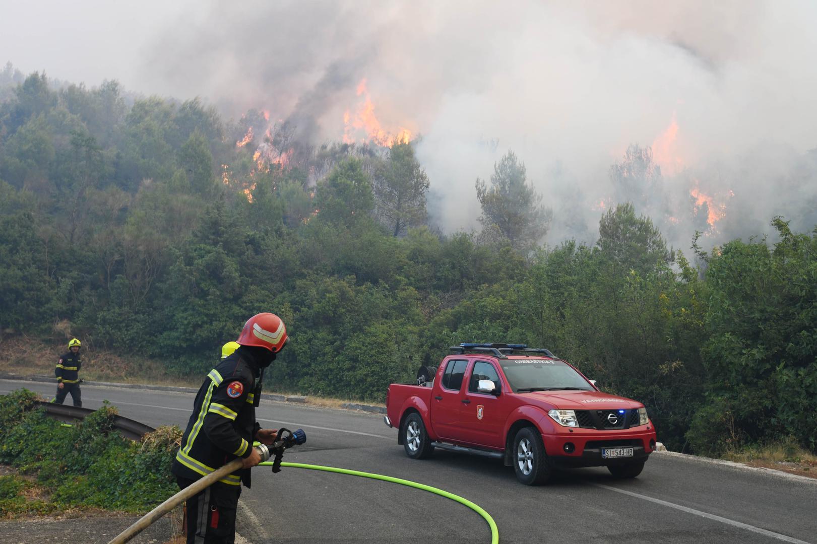 13.07.2022., Zaton - Pozar koji je buknuo kod Vodica prosirio se prema Zatonu gdje su ugrozene kuce, a vatrogasci se bore s vatrom pored ceste pema Zatonu. Photo: Hrvoje Jelavic/PIXSELL