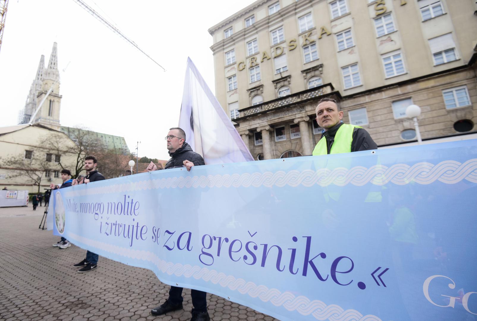 04.03.2023., Zagreb - Muskarci prve subote u mjesecu na muskoj molitvi krunice koja se odrzava na Trgu bana Josipa Jelacica gdje su i ove subote bilo ometanu od strane prosvjednika. Osim u Zagrebu, muskarci mole krunicu i u ostalih devet hrvatskih gradova. Photo: Neva Zganec/PIXSELL