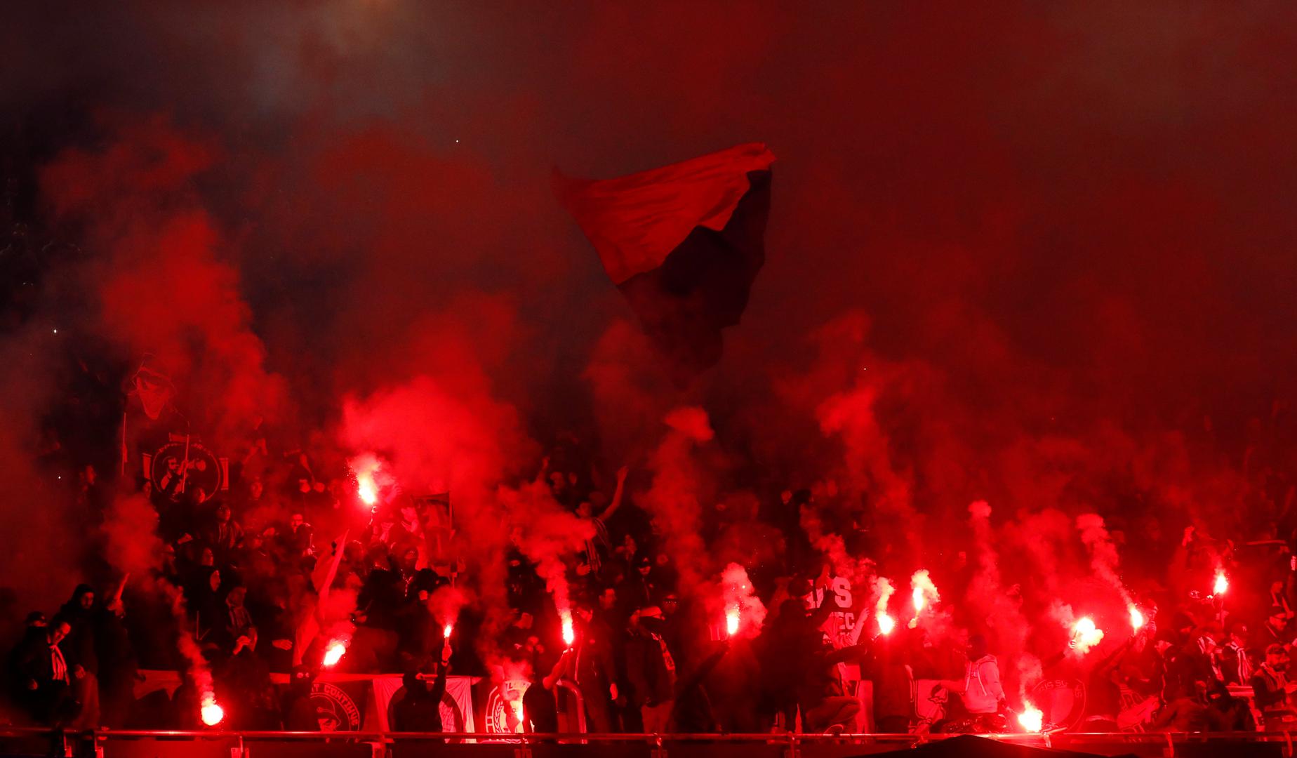 I baš nekoliko minuta nakon bakljade kada se dim još nije ni očistio s terena Ronaldo je zabio za vodstvo za Reala 1:0.
