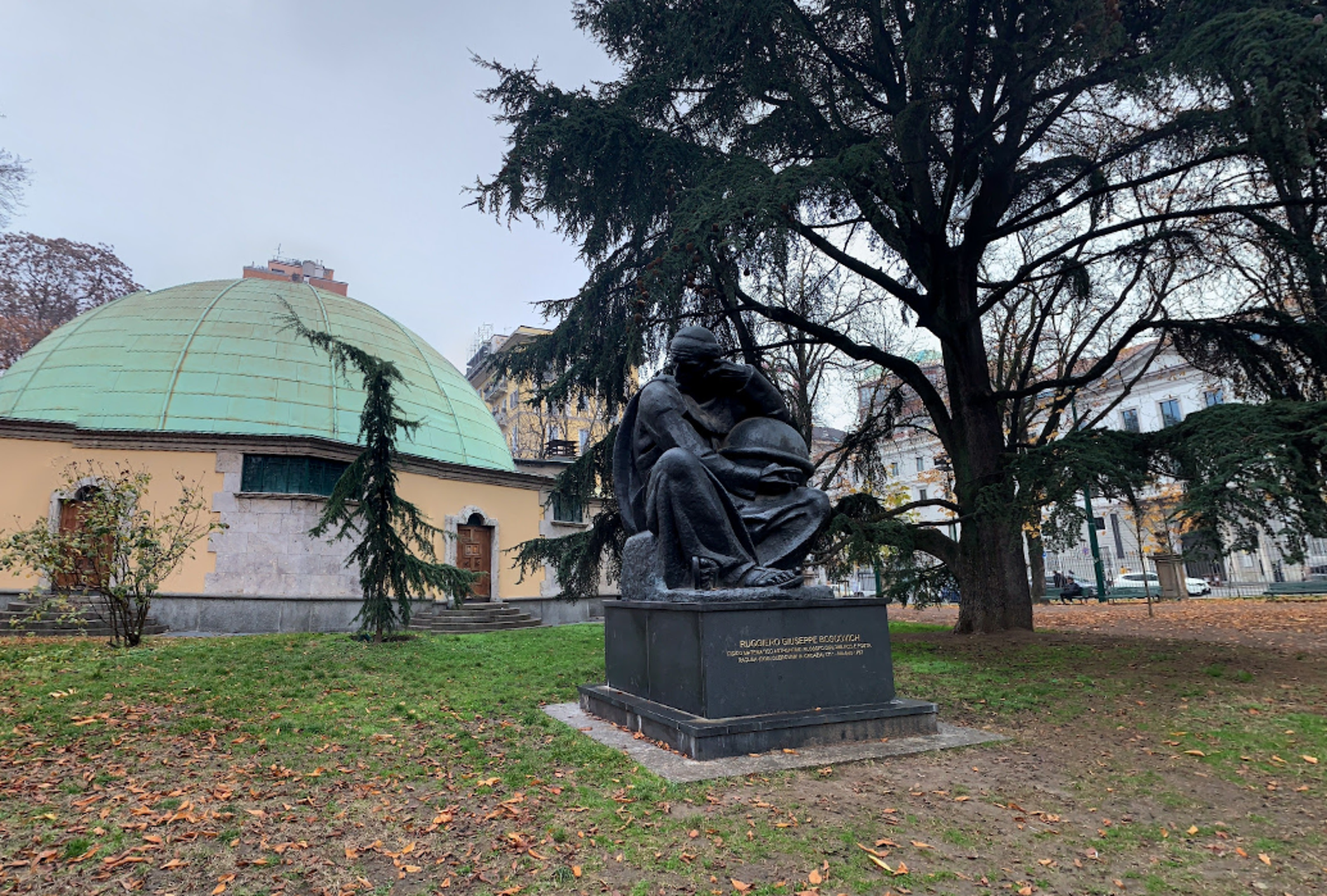 U talijanskom gradu Milanu stoji spomenik tom Hrvatu, a u okolnim ulicama možete pronaći razne objekte koji nose talijansku verziju njegovog imena, Ruggiero Giuseppe Boscovich.