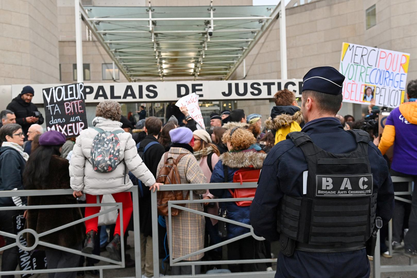 French police stand in front of the courthouse as people gather in support of Frenchwoman Gisele Pelicot, the victim of an alleged mass rape orchestrated by her then-husband Dominique Pelicot at their home in the southern French town of Mazan, before the verdict in the trial for Dominique Pelicot and 50 co-accused, in Avignon, France, December 19, 2024. REUTERS/Alexandre Dimou Photo: ALEXANDRE DIMOU/REUTERS