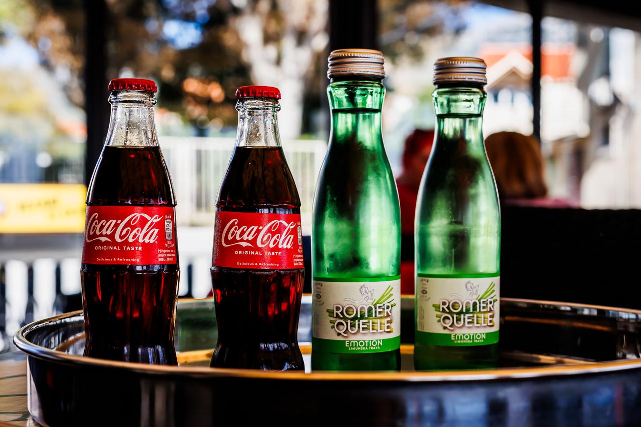 Boce Coca-Cole i Romerquelle vode
