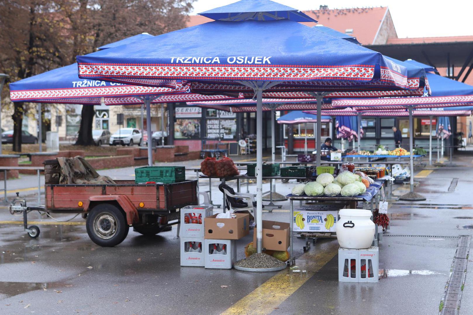 23.11.2022., Osijek - Vecinu Osjecana je prva utakmice Hrvatske reprezentacije u Kataru zatekla je na radnom mjestu ali ih to nije sprijecilo da prate i navijaju. Photo: Dubravka Petric/PIXSELL