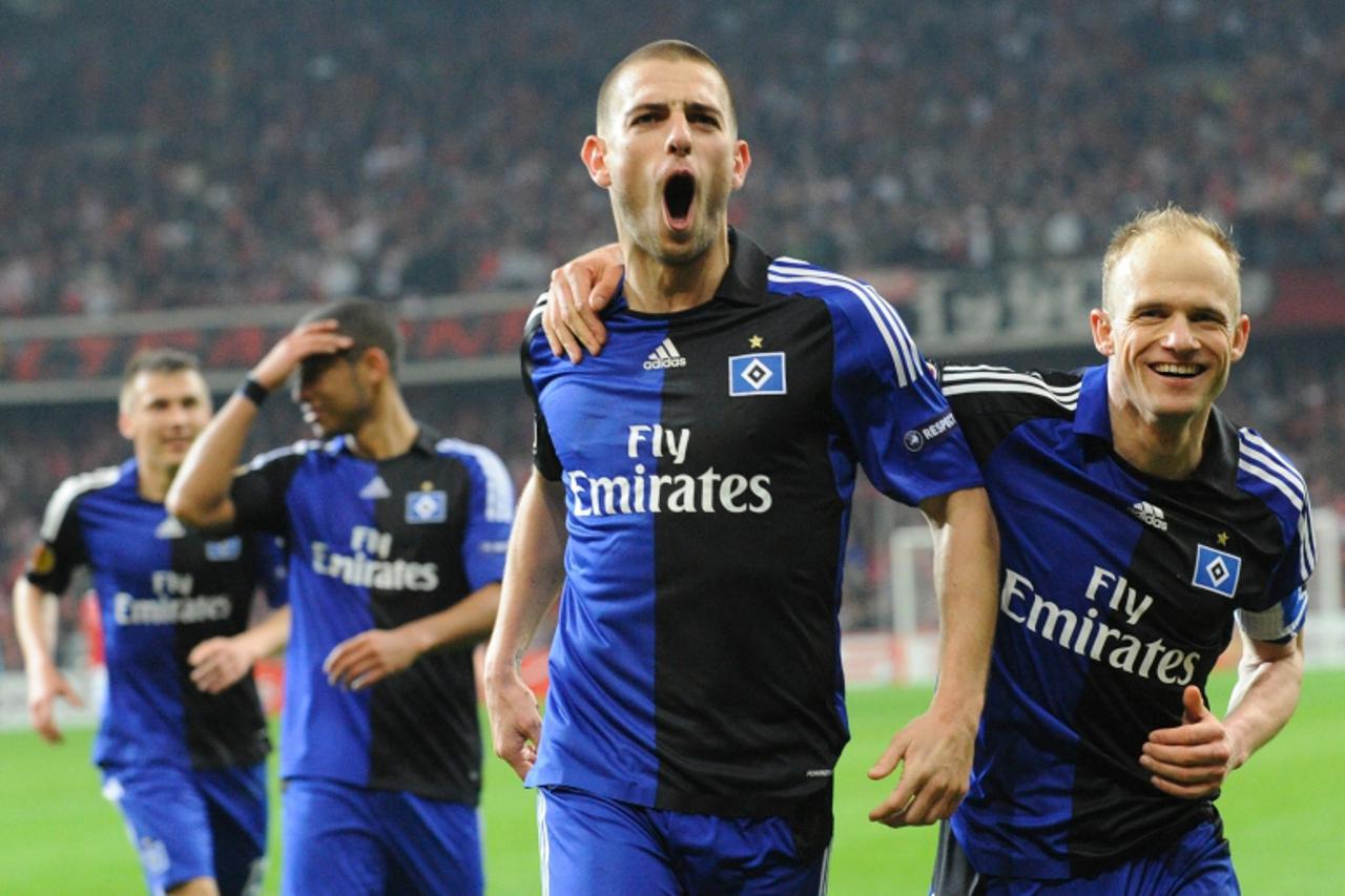 'Hamburg\'s Croatian striker Mladen Petric celebrates (C) with teammate Czech David Jarolim (R) during the UEFA Europa League 1st leg quarter-final football match Standard Liege vs(Belgium) Hamburg SV