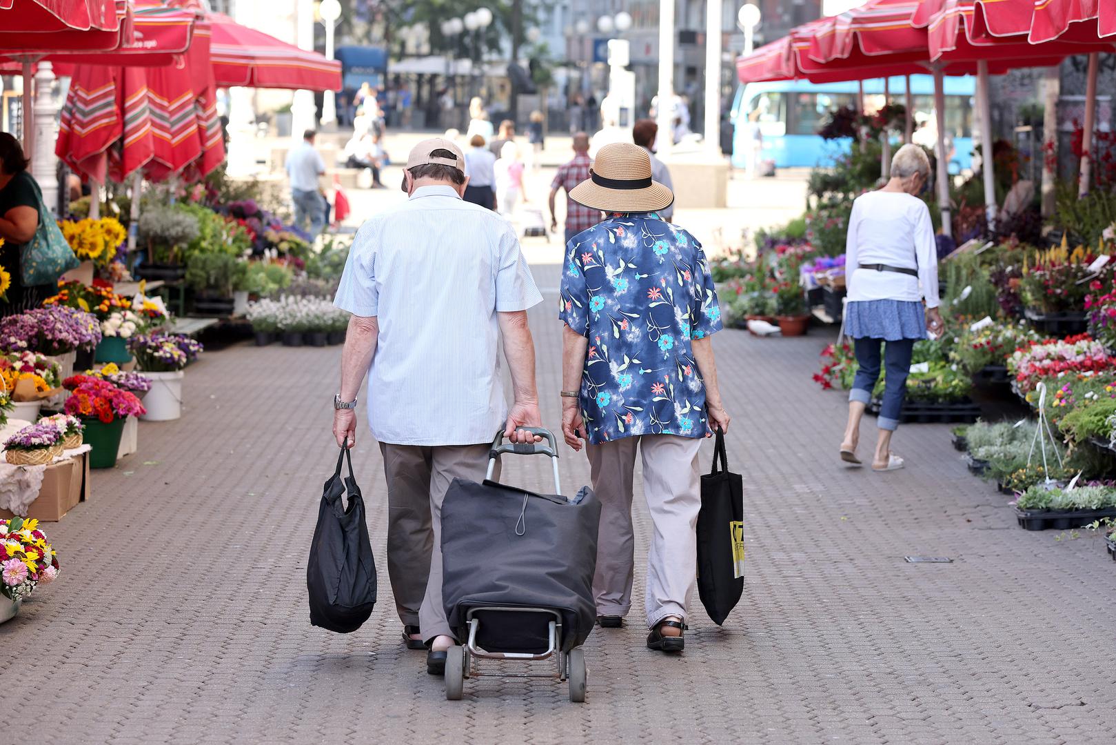 Zdravstveno osiguranje i standard života općenito zahtijevaju sve više sredstava, a tijekom istraživanja izdvojeno je 12 zemalja u kojima možete dobro i jeftino živjeti, pogotovo u mirovini, piše nypost.com. Jeftine stanarine, zdravstveno osiguranje i način života kao i bruto godišnje plaće diljem svijeta saznajte u tekstu.