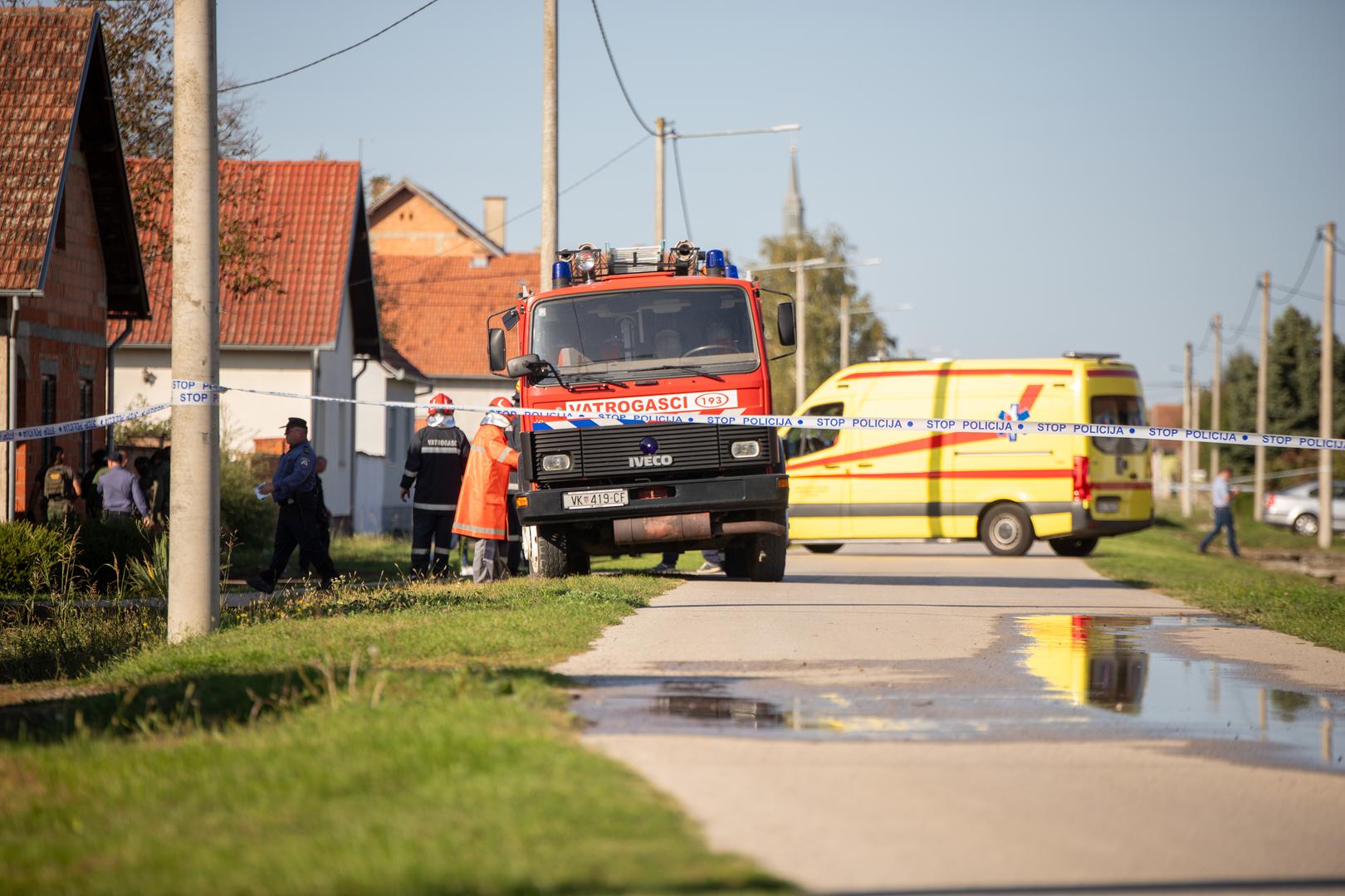 03.10.2023.,Tordinci - Muskarac se posvadjao sa susjedima, bacio im molotovljev koktel na kucu te se polio benzinom i zatvorio u svoju kucu. Photo: Borna jaksic/PIXSELL