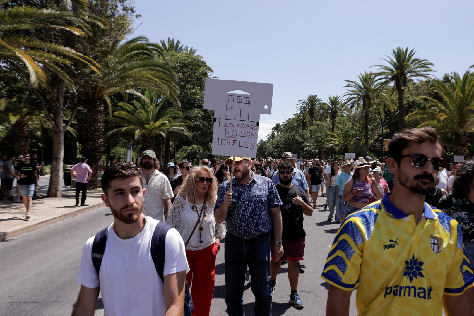 People take part in a demonstration against mass tourism, under the motto "Malaga to live, not to survive" in reaction to real estate high prices, driven by the increase of tourist accommodations, in Malaga, Spain, June 29, 2024. The placard reads, "The houses are not hotels". REUTERS/Jon Nazca Photo: JON NAZCA/REUTERS
