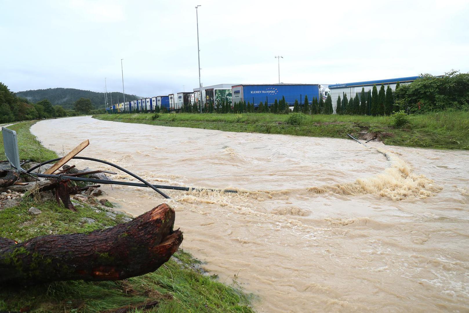 04.08.2023., Menges, Slovenija - Stanovnici i vatrogasci bore se s posljedicama velike poplave Photo: Matija Habljak/PIXSELL