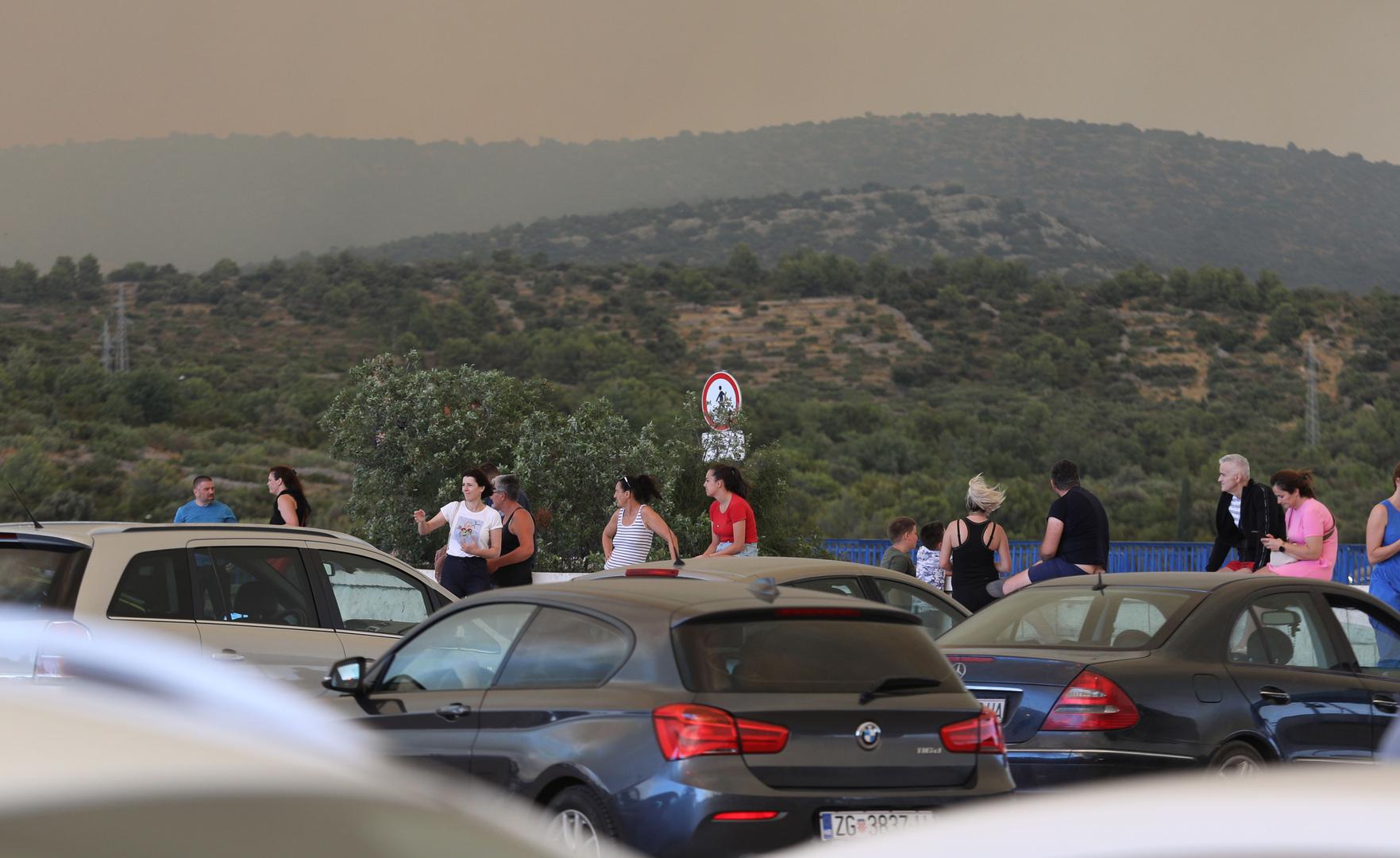 13.07.2022., Zaton - Pozar koji je izbio kod Vodica siri se prema Zatonu. Na terenu je 30-ak vatrogasaca s desetak vozila, a u gasenju su se prikljucila i dva kanadera. Putnici ne mog udalje svojim vozilima zbog zatvorene ceste. Photo: Dusko Jaramaz/PIXSELL