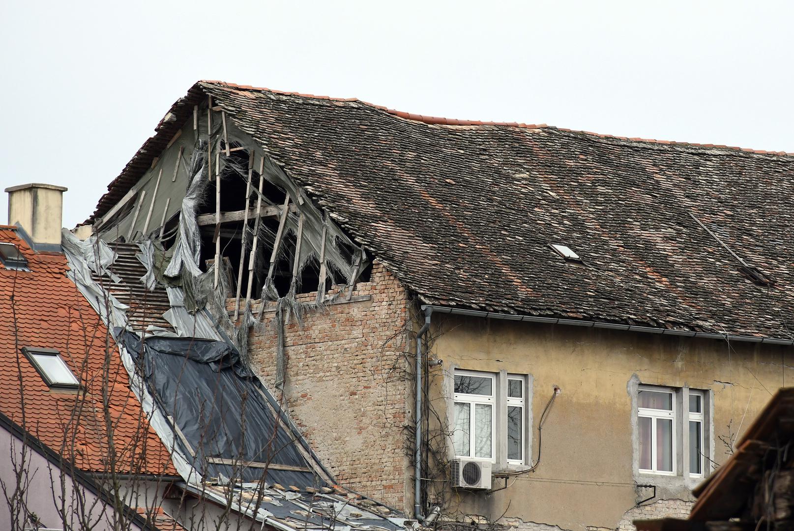 22.02.2024., Sisak - Jak vjetar trga PVC foliju koja prekriva ostecenja na zabatnim zidovima kuca nastala u potresu 2020. godine. Photo: Nikola Cutuk/PIXSELL