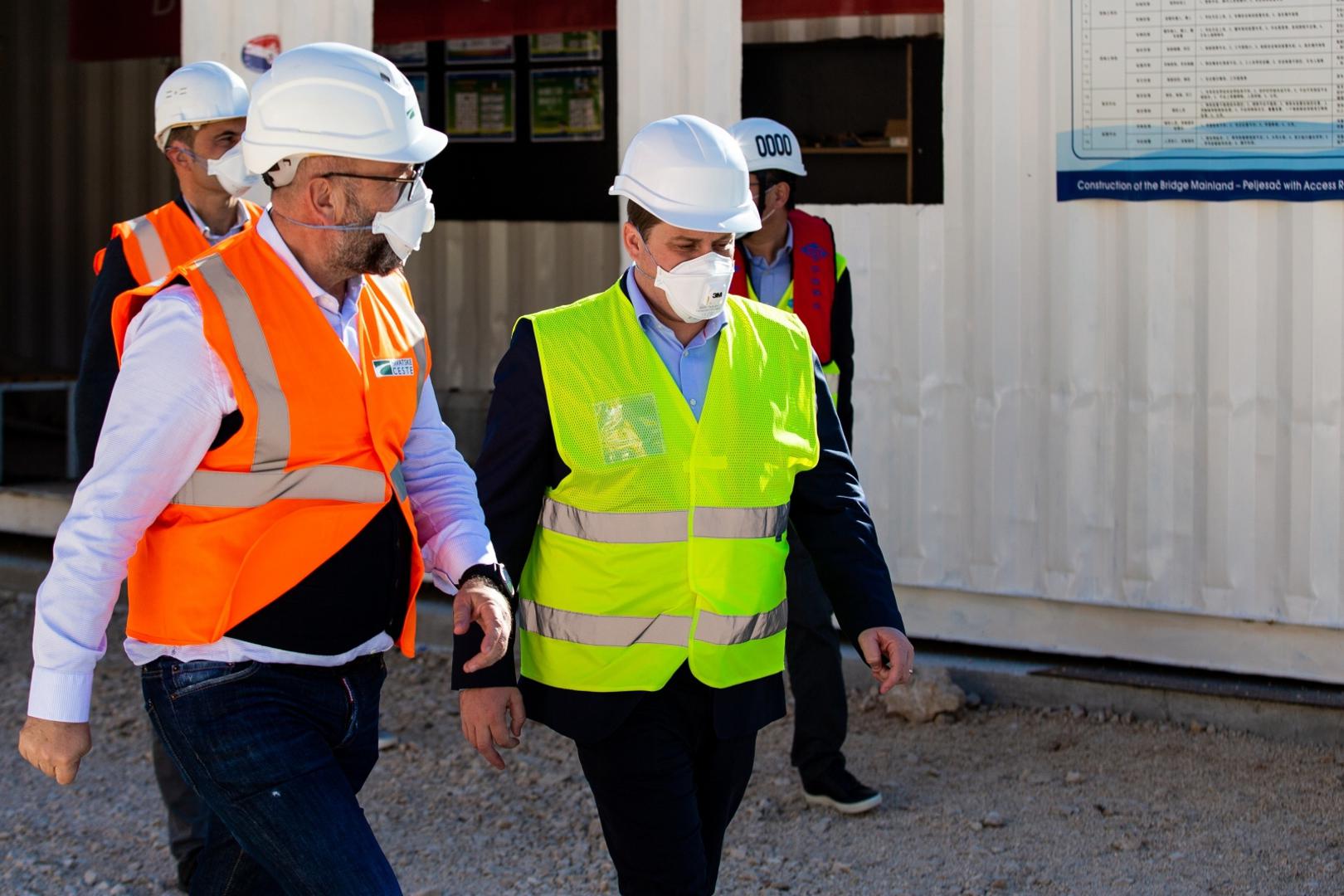 20.10.2020., Komarna - Obilazak Peljeskog mosta brodom s ministrom Olegom Butkovicem, Brankom Bacicem i ostalim duznosnicima.
Josip Skoric, Oleg Butkovic
Photo: Milan Sabic/PIXSELL