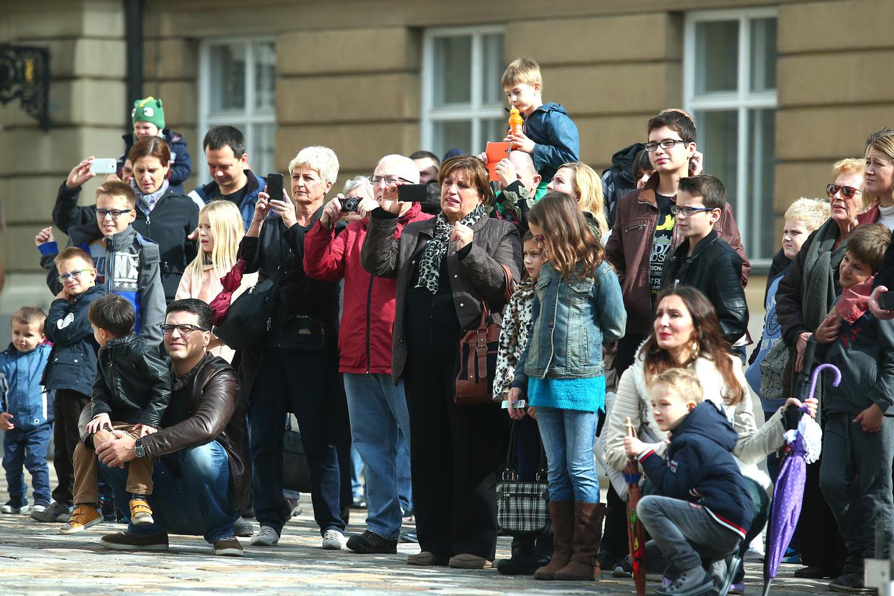 18.10.2015., Zagreb - Proslava medjunarodnog Dana kravate u organizaciji Kravat pukovnije i grada Omislja koji je povodom Stomorine (pucki naziv za svetkovinu) ukrasio Trg sv. Marka bandirom (stijeg ukrasen maramama, svilenim trakama i raznim vocem). Hrva