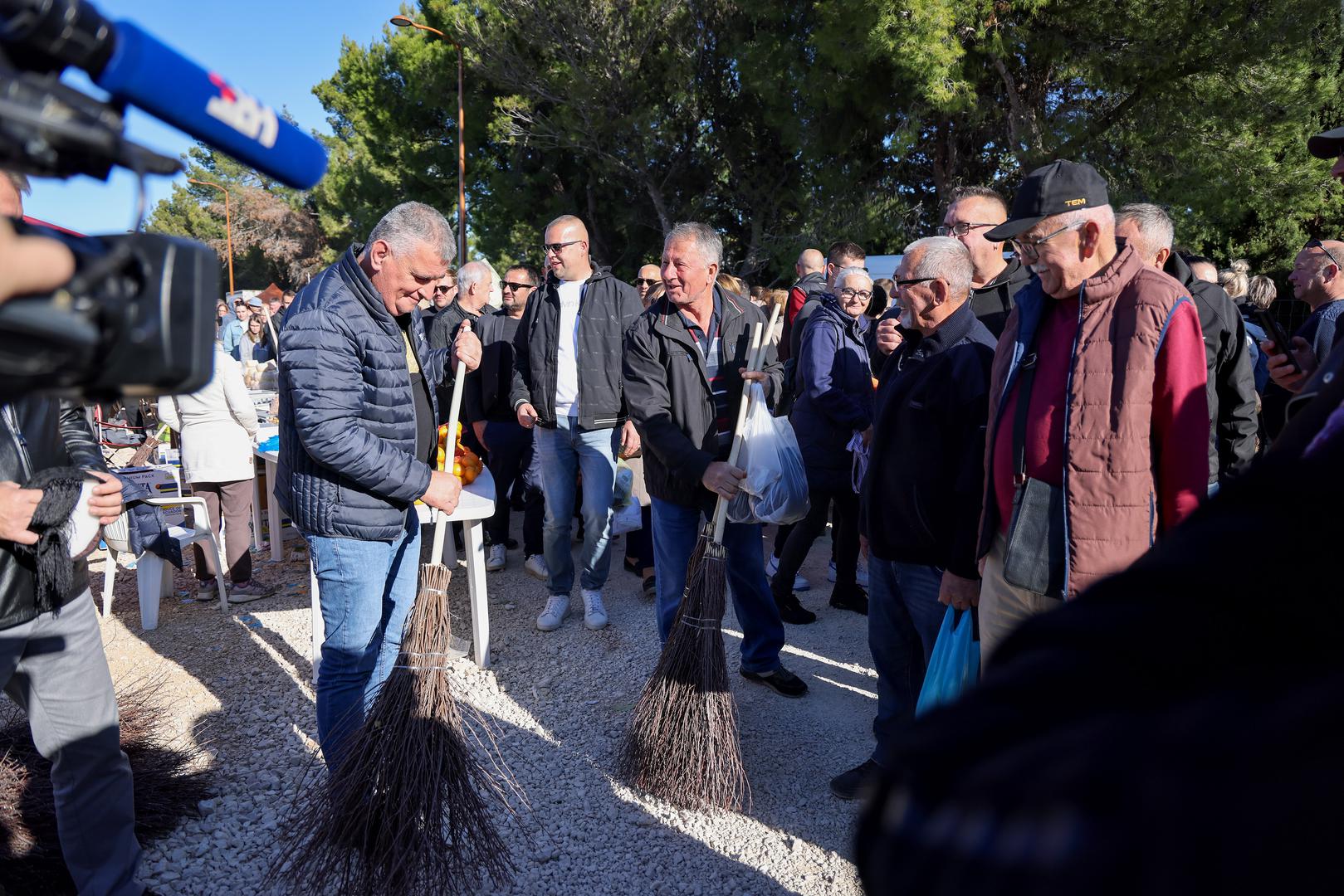 Osim što je popričao s mještanima, u jednom trenutku primio je i metlu napravljenu od granja, koja se prodavala na sajmu.