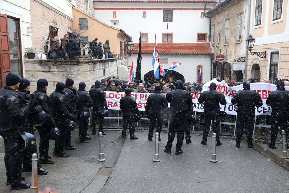 Prosvjednici na Kamenitim vratima