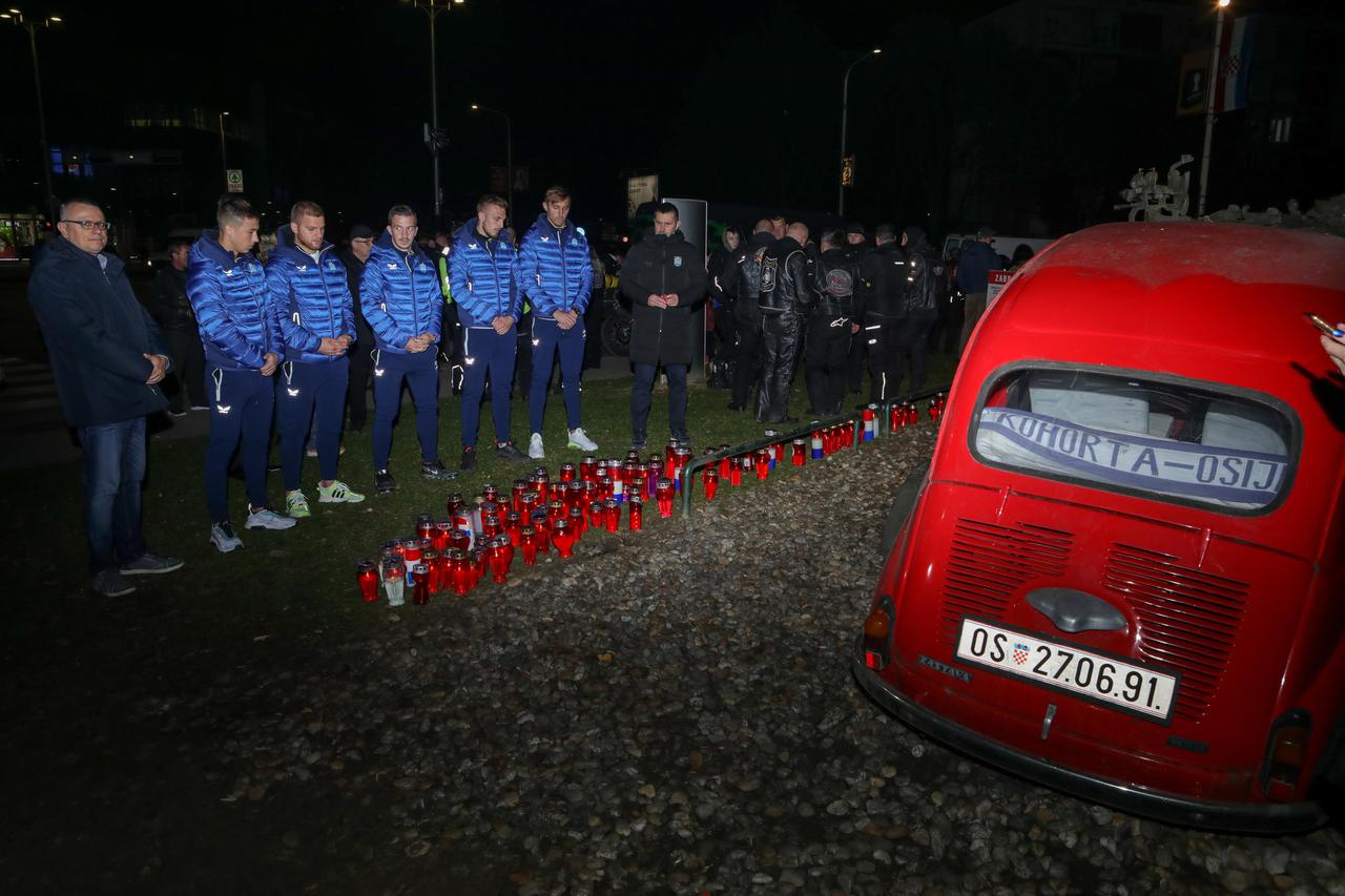 Osijek: Trener NK Osijeka Nenad Bjelica i igrači zapalili  svijeće kod spomen-obilježja Crveni fićo