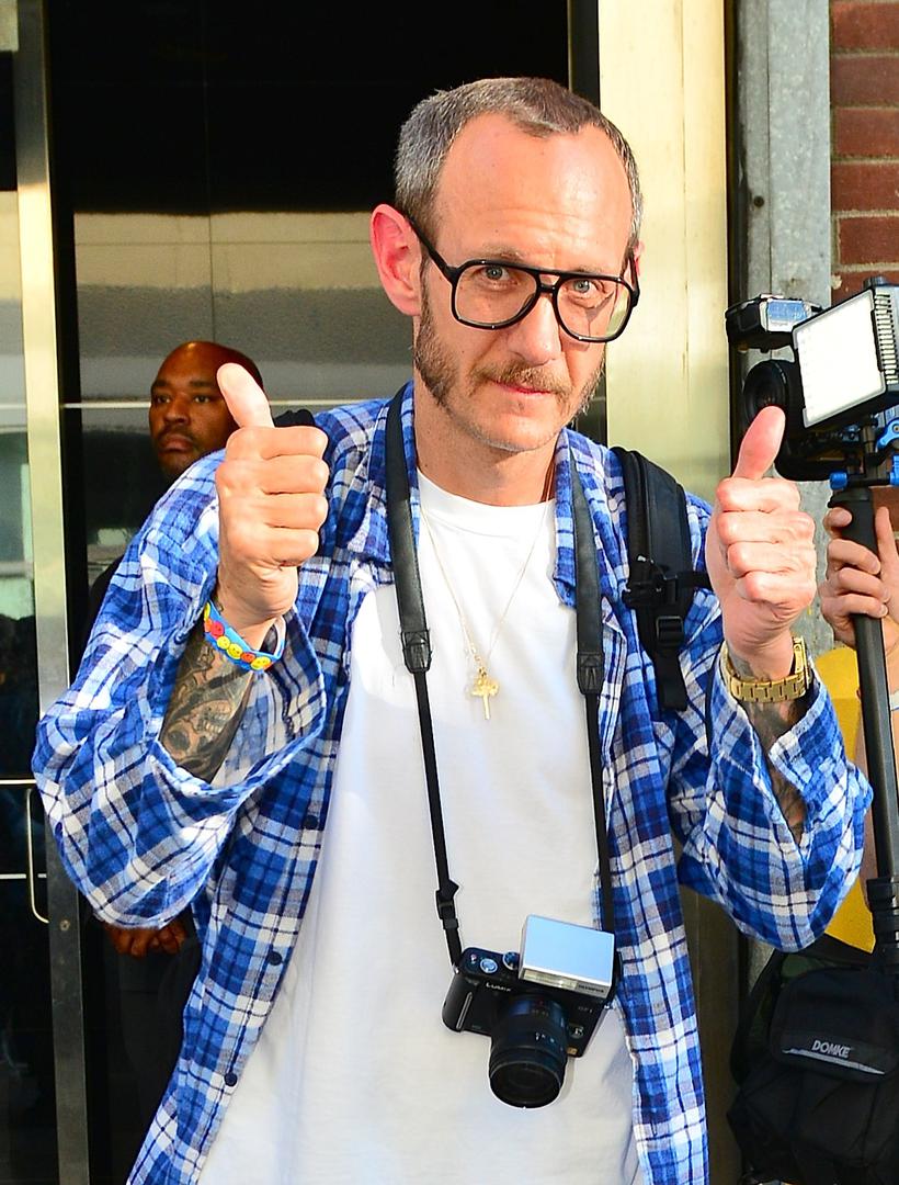 Poznati fotograf Terry Richardson više ne radi za Vogue i druge ugledna časopise jer se i on suočio s optužbama o zlostavljanju. Krajem listopada nekoliko žena je priznalo da ih je Terry prisilio na seks. 