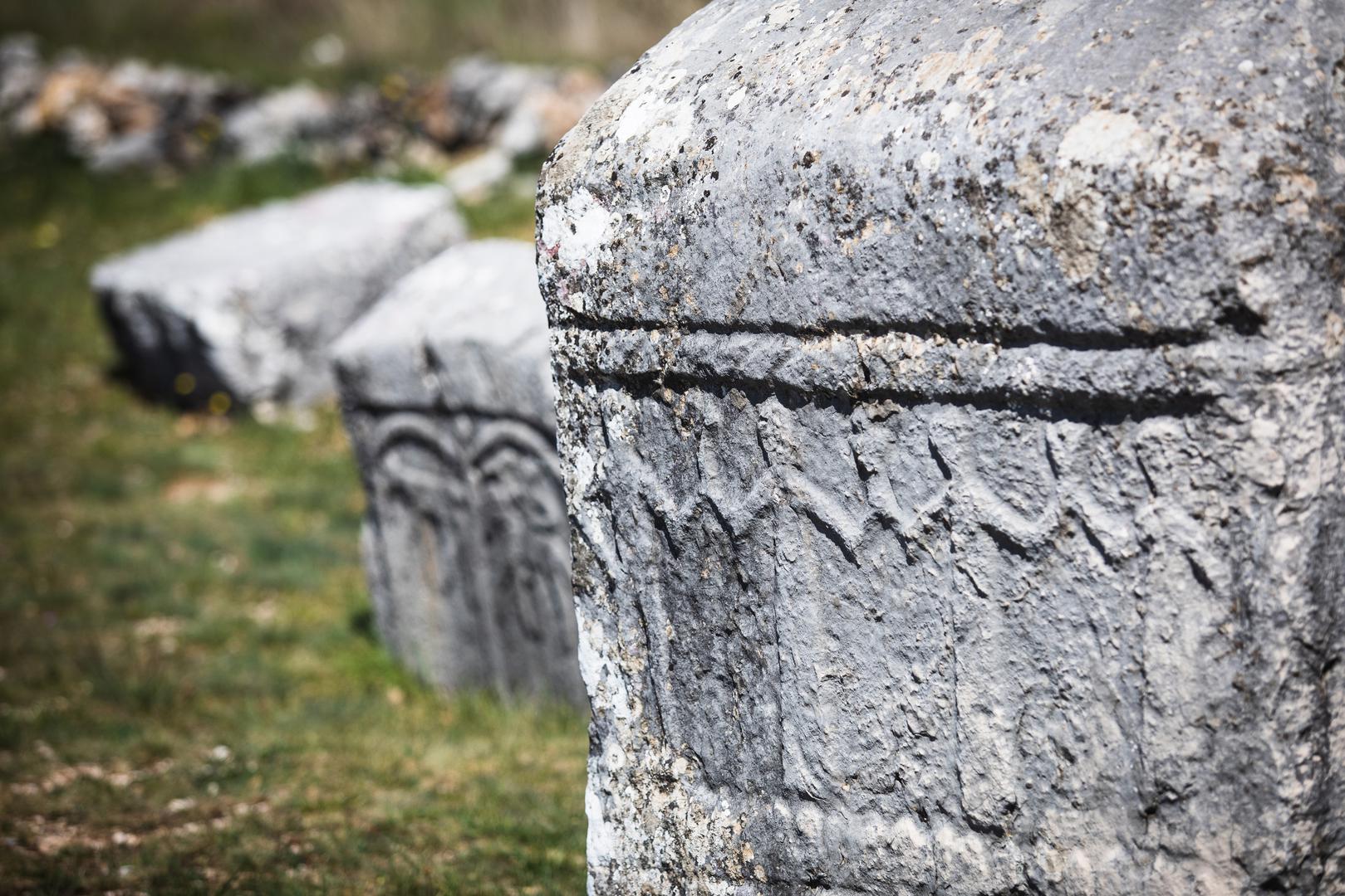 16.04.2020., Cista Provo - Arheoloski lokalitet Crljivica u kojem se nalazi najveca i najznacajnija skupina stecaka u Hrvatskoj, uglavnom iz 14. i 15. stoljeca.Stecci su ukraseni raznim prizorima lova, kola, dvoboja, biljnim motivima, krizevima i sl., a na nekima su pronadeni i natpisi na bosancici.
Photo: Milan Sabic/PIXSELL