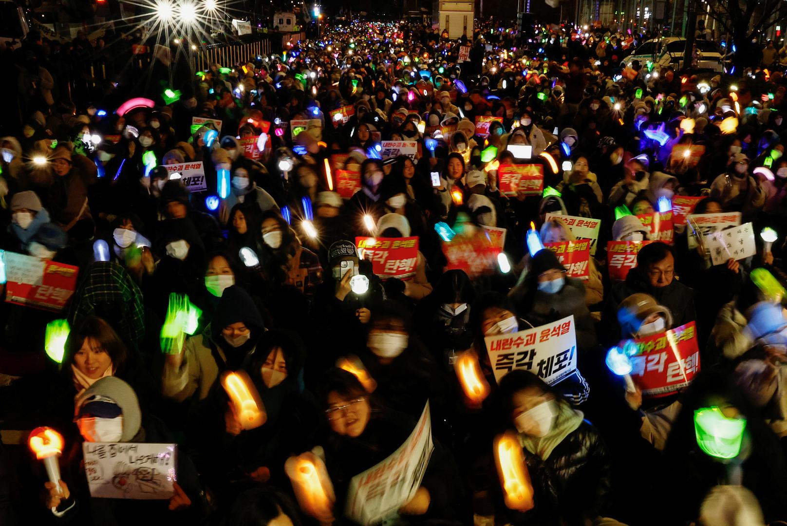 Protesters attend a rally calling for the impeachment of South Korean President Yoon Suk Yeol, who declared martial law, which was reversed hours later, near the National Assembly in Seoul, South Korea, December 8, 2024. REUTERS/Kim Kyung-Hoon     TPX IMAGES OF THE DAY Photo: KIM KYUNG-HOON/REUTERS