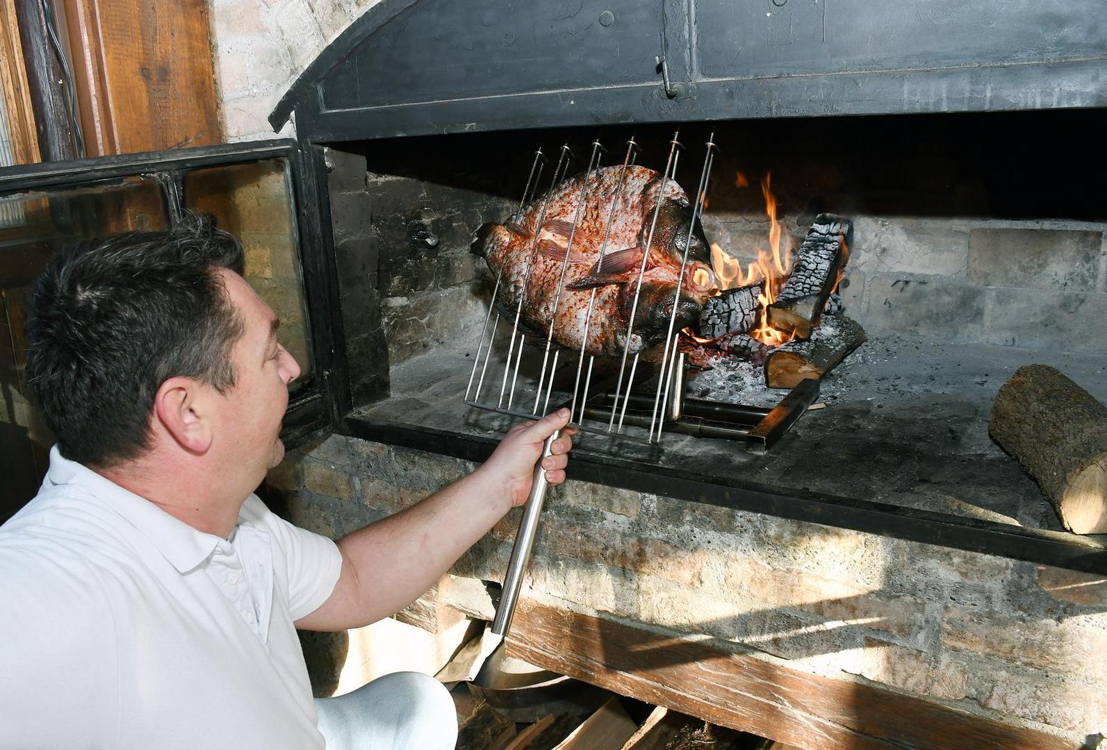 18.12.2023., Cigoc - U restoranu Turistickog imanja "Tradicije Cigoc", vlasnika Mladena Barica, pripremaju se tradicionalna posavska blagdanska jela. Photo: Nikola Cutuk/PIXSELL