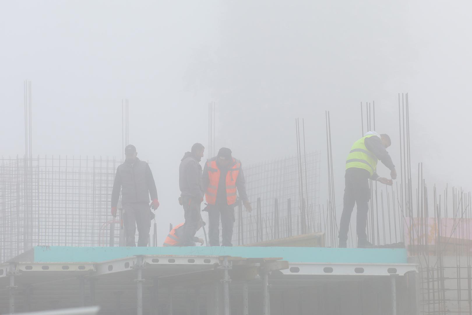 Zbog magle je Državni hidrometeorološki zavod na području zagrebačke i osječke regije izdao i žuti meteoalarm, no ona se očekuje samo tijekom utorka, jer će u srijedu vrijeme biti povoljnije. 