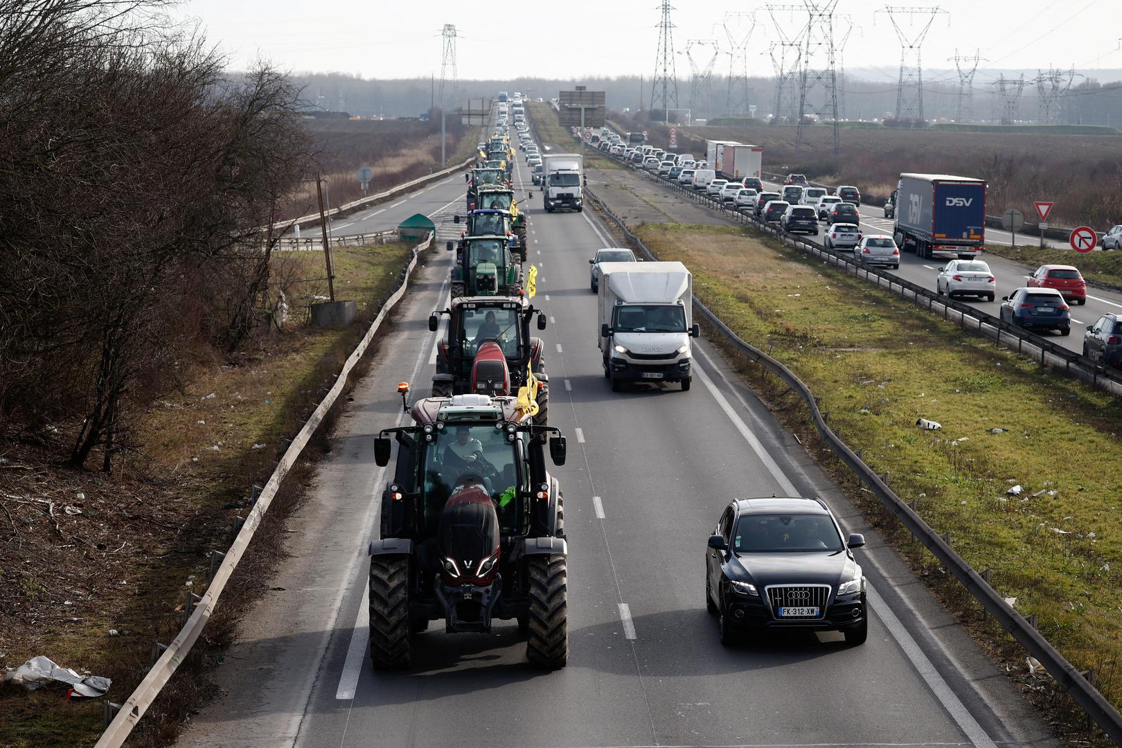 "Nećemo dopustiti da vlada, porezne uprave ili trgovine prehrambenih proizvoda budu oštećeni ili da se zaustave kamioni koji prevoze stranu robu. To je očito neprihvatljivo", rekao je francuski ministar unutarnjih poslova Gerald Darmanin prije planirane opsade.