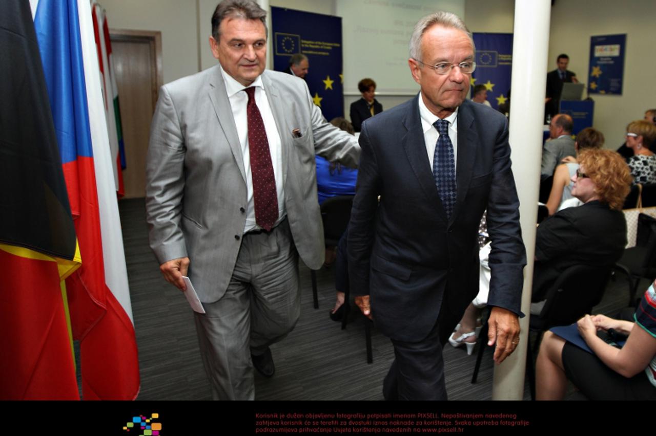 '12.07.2012., Zagreb - Radimir Cacic i Paul Vandoren na zavrsnoj svecanosti twinning projekta Razvoj sustava procjene ucinaka propisa, financiranog u sklopu Programa Europske unije za Hrvatsku IPA 200