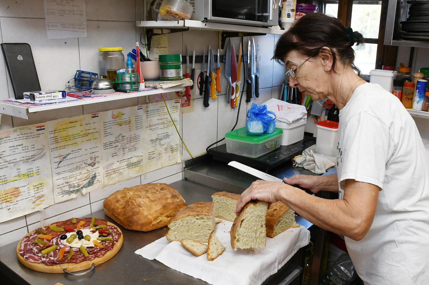 18.12.2023., Cigoc - U restoranu Turistickog imanja "Tradicije Cigoc", vlasnika Mladena Barica, pripremaju se tradicionalna posavska blagdanska jela. Photo: Nikola Cutuk/PIXSELL