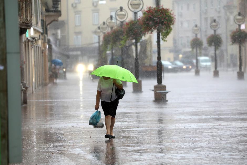 Pljusak u Rijeci osvježio prolaznike na Korzu