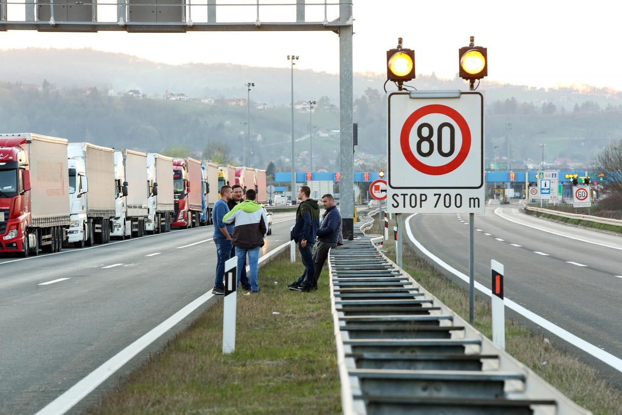 Konvoj kamiona čeka polazak prema Srbiji i BiH