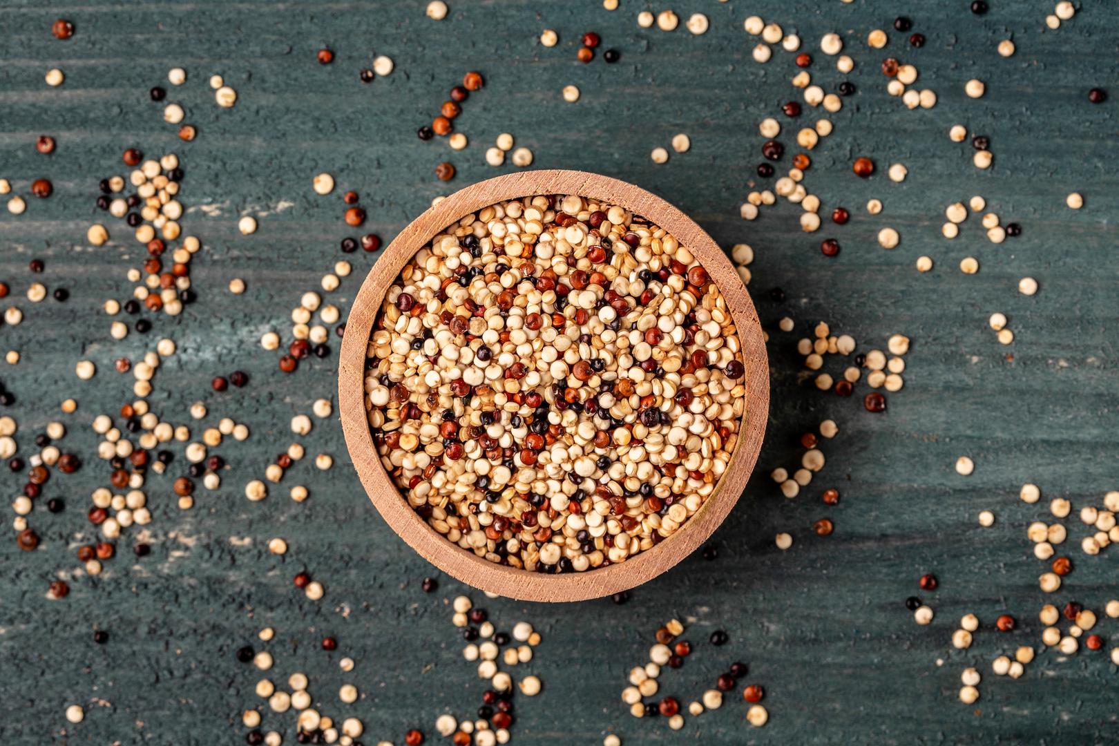 Kvinoja: Rok trajanja cjelovitih žitarica kao što je kvinoja uvelike ovisi o njihovom sadržaju masti. Toplina, zrak i vlaga tri su glavna neprijatelja cjelovitih žitarica jer elementi mogu negativno utjecati na njihova zdrava ulja, što zauzvrat može uzrokovati da vam žitarice užegnu dok stoje u smočnici. “Žitarice bi uvijek trebale izgledati i mirisati blago slatko ili uopće ne bi imale arome”, navodi Vijeće za cjelovite žitarice. "Ako osjetite pljesniv ili uljast miris, žitarice su prošle svoj vrhunac."