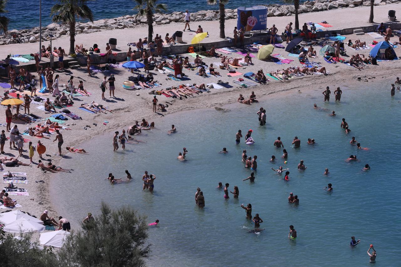 Splitske plaže prepune su kupača i po najvećoj vrućini