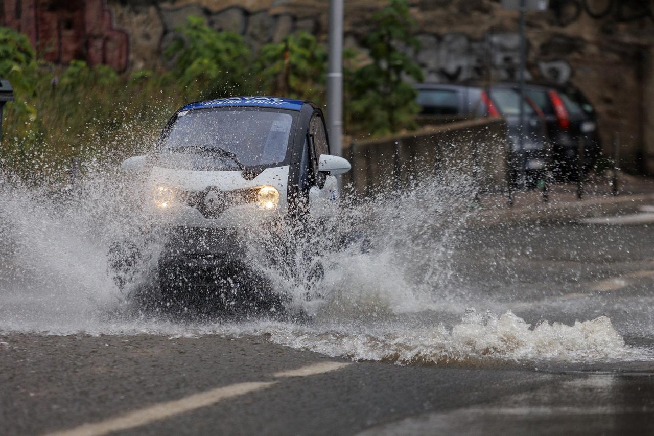 Rijeka: Zbog obilne kiše podignute su šahte iz kojih se slijevaju potoci