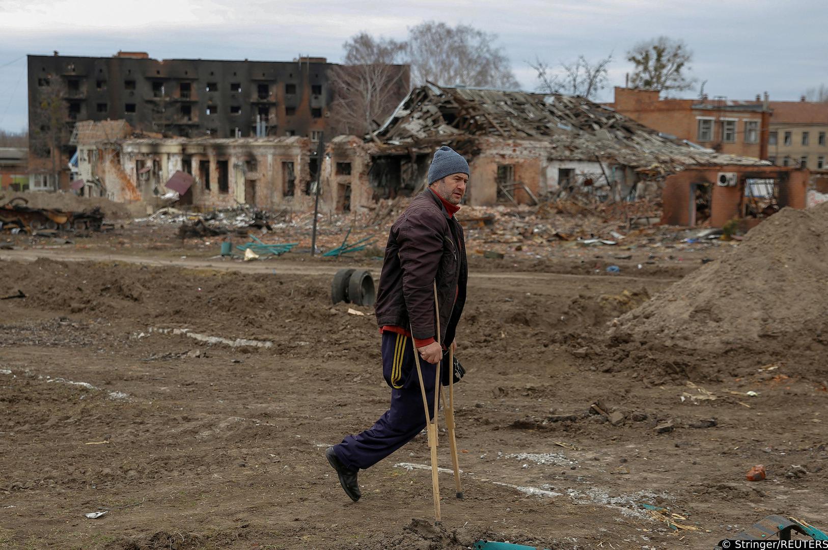 A local resident walks along a square damaged by shelling, as Russia’s attack on Ukraine continues, in the town of Trostianets, in Sumy region, Ukraine March 28, 2022. Picture taken March 28, 2022. REUTERS/Oleg Pereverzev Photo: Stringer/REUTERS